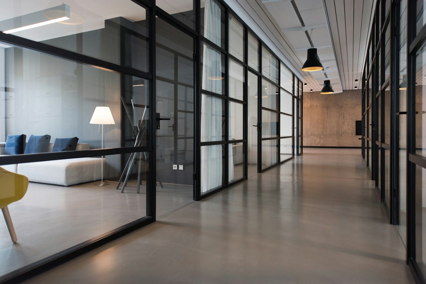 Bureaux lumineux avec espaces de travail vitrés